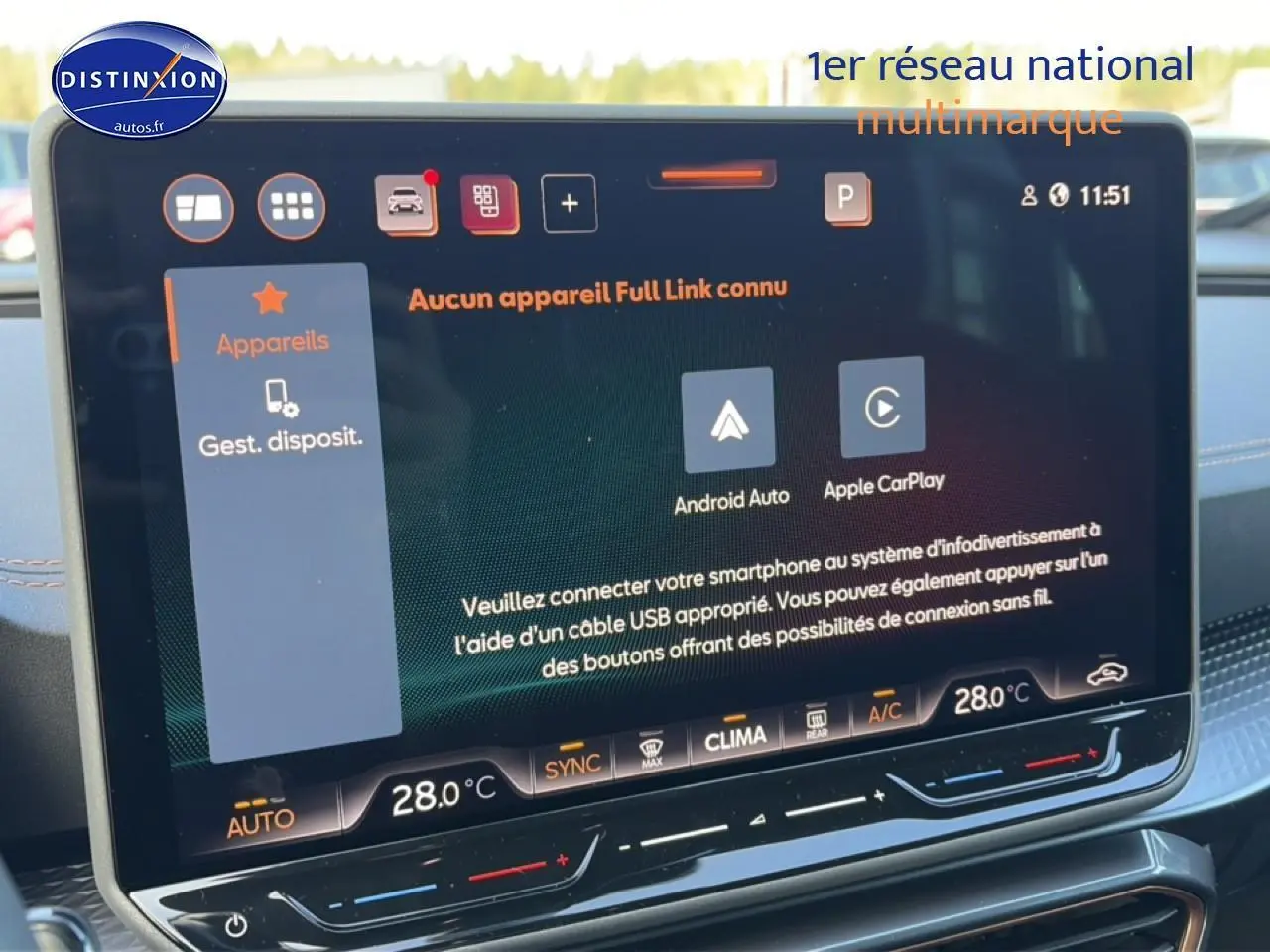 Vue rapprochée de l’écran tactile central du CUPRA Formentor gris graphene, affichant les options Android Auto et Apple CarPlay.