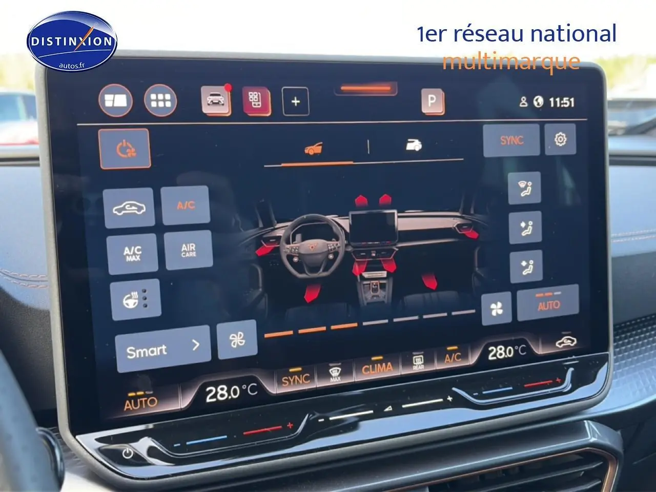 Écran tactile central affichant les commandes climatisation et confort du CUPRA Formentor gris Graphene, vue intérieure frontale.