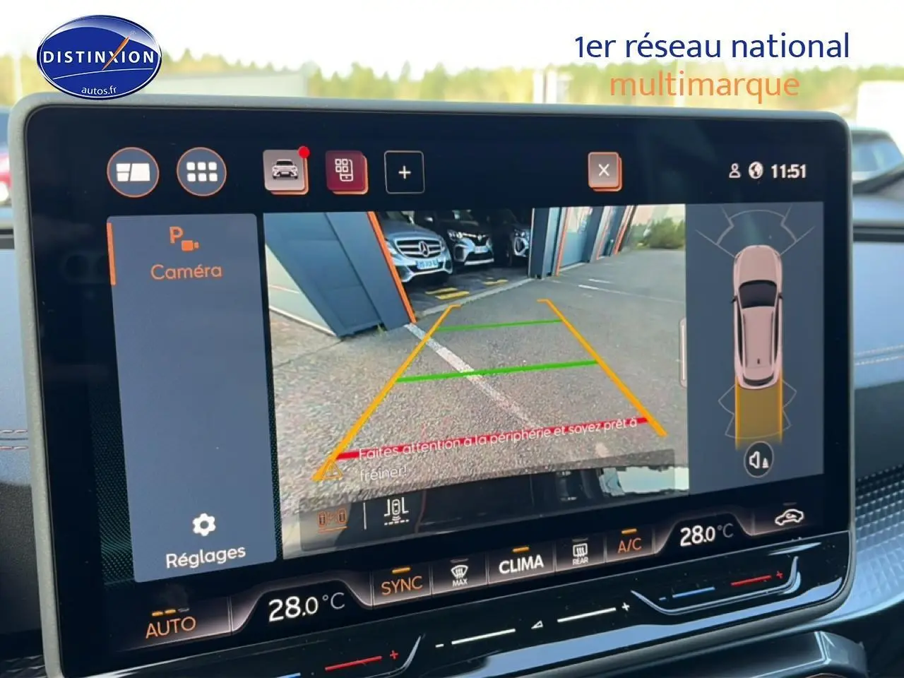 Écran tactile affichant la caméra de recul et l’aide au stationnement du CUPRA Formentor gris Graphene, vue intérieure.