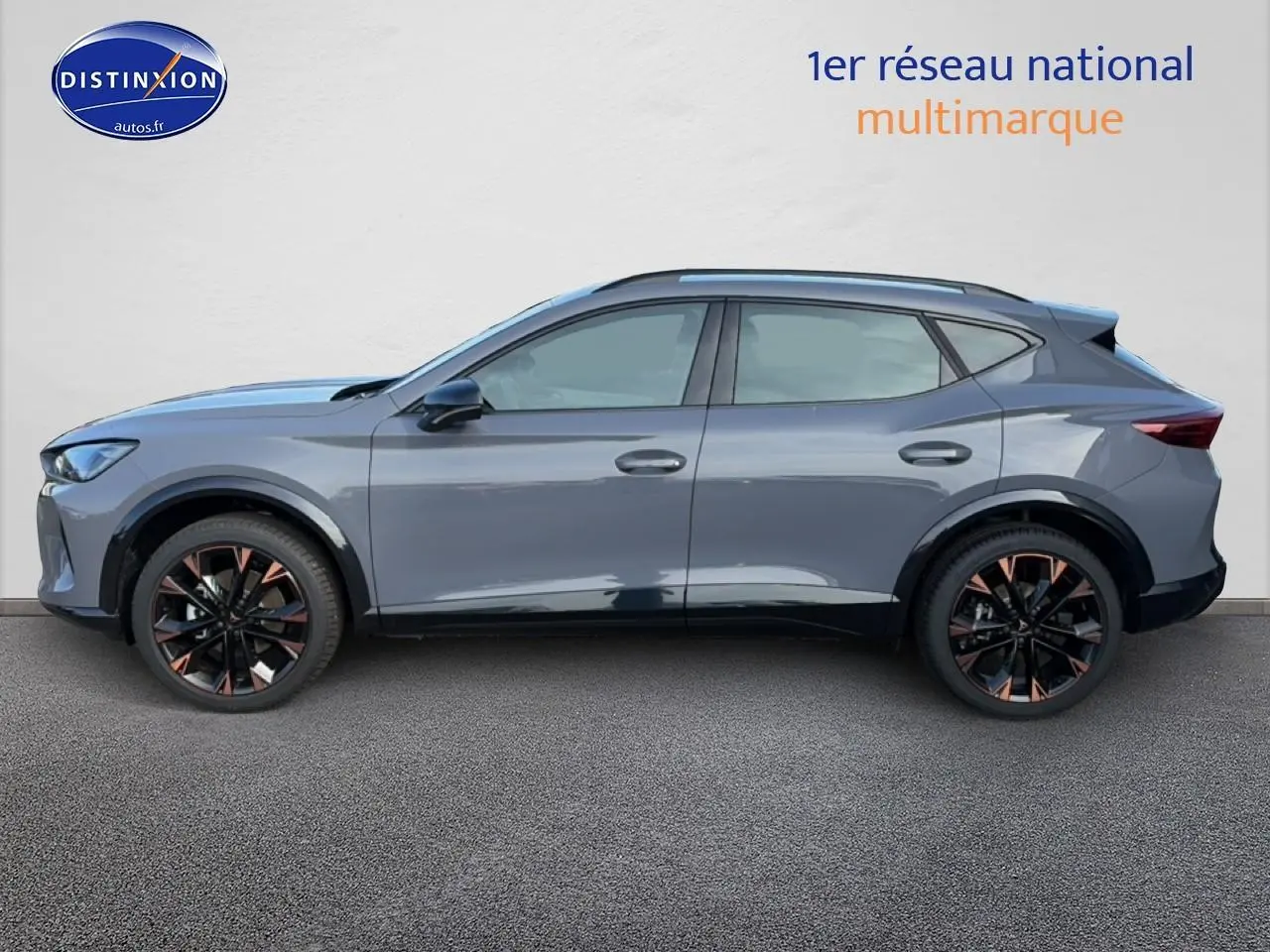 Vue latérale gauche d'un CUPRA Formentor gris graphene avec jantes noires et cuivrées sur fond neutre.