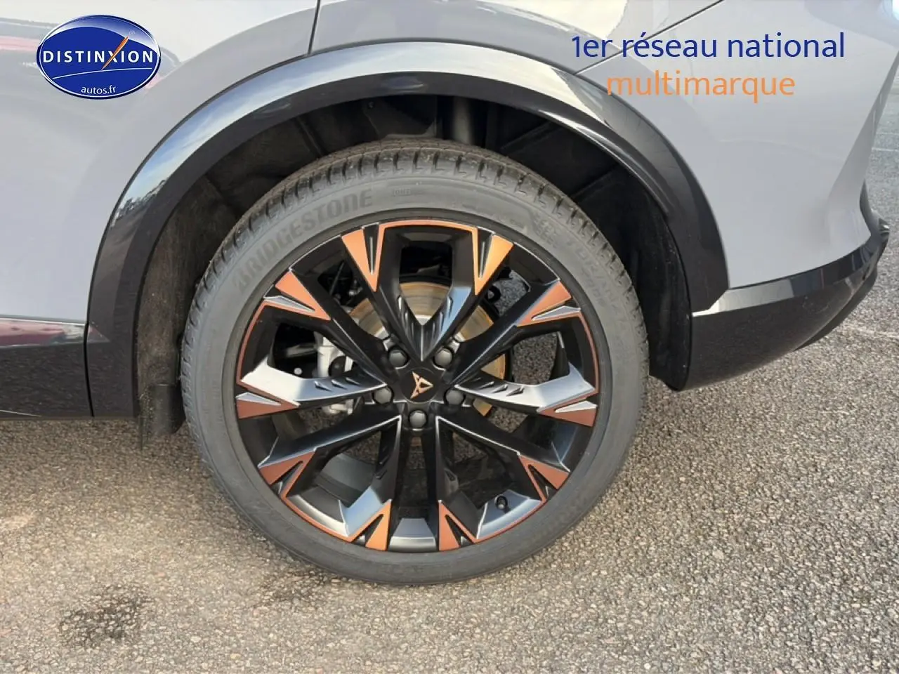 Gros plan sur la roue arrière droite d'une CUPRA Formentor gris graphene avec jante noire et accents cuivrés.