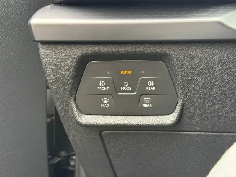 Panneau de commandes d’éclairage et désembuage dans l’habitacle du CUPRA Formentor gris magnétique mat, vue rapprochée.