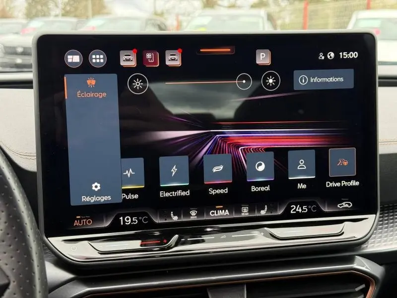Écran tactile central du tableau de bord du CUPRA Formentor 2025 affichant les réglages d'éclairage et profils de conduite.