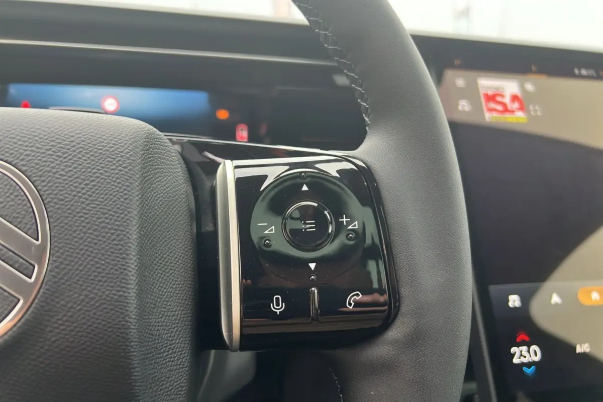 Gros plan sur les commandes du volant cuir multifonctions du Citroën C5 Aircross New Hybrid 145 Max T.O 2026.