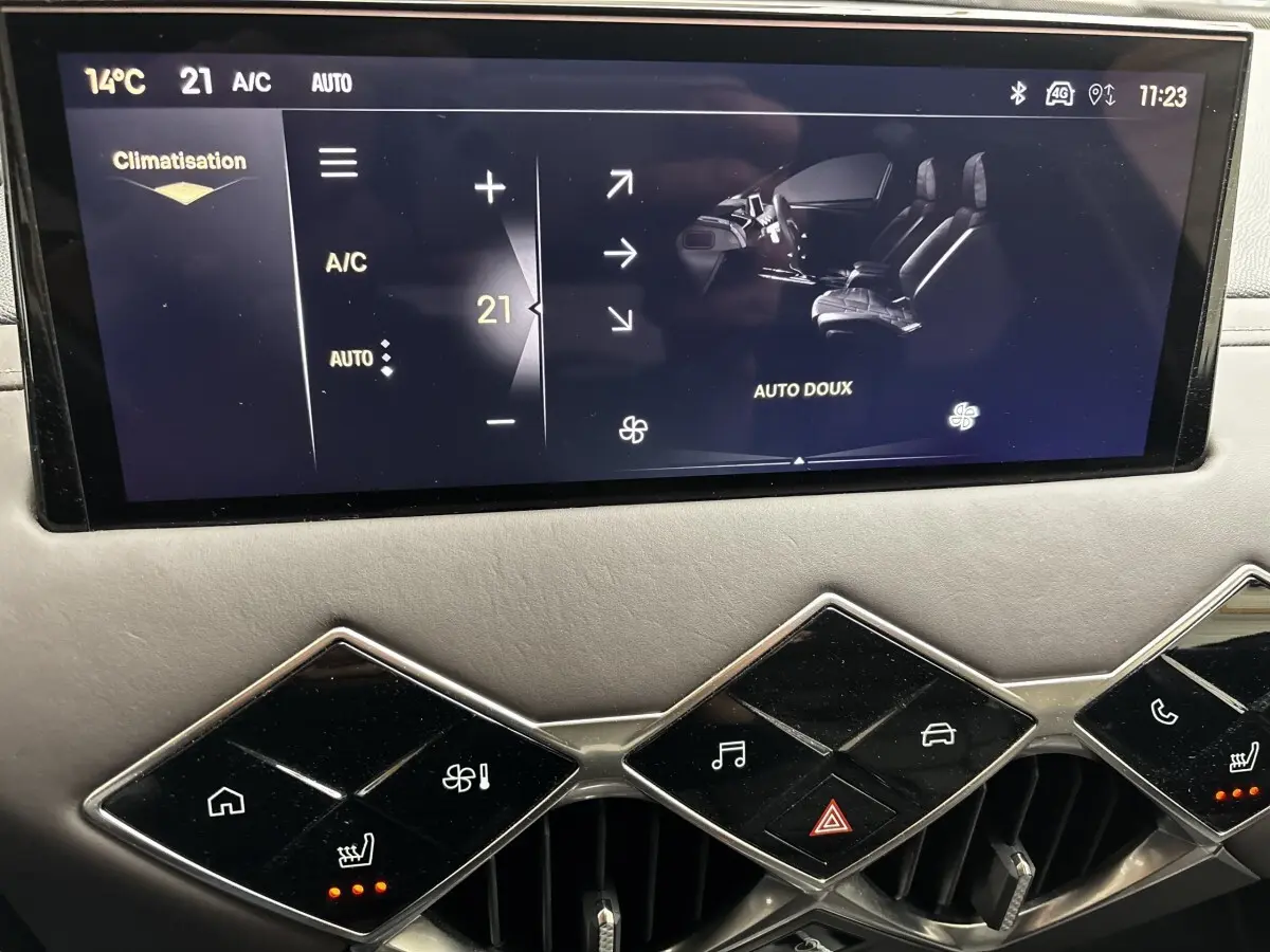 Écran tactile central du tableau de bord du DS3 2024 affichant la climatisation à 21°C avec commandes tactiles en losange.