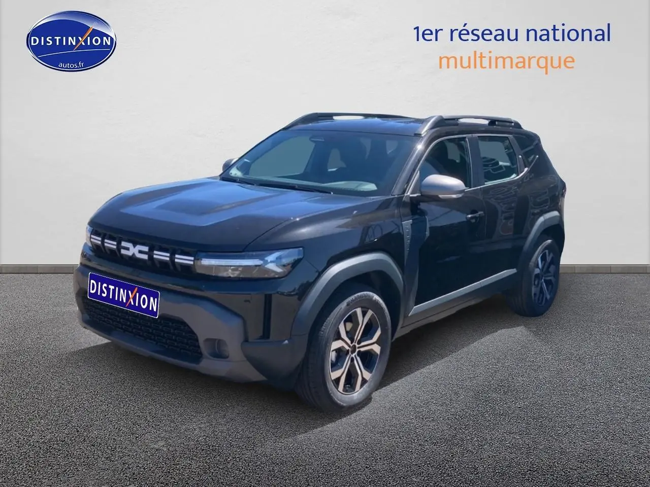 Dacia Duster noir vue 3/4 avant droit, avec barres de toit et jantes alliage distinctives.