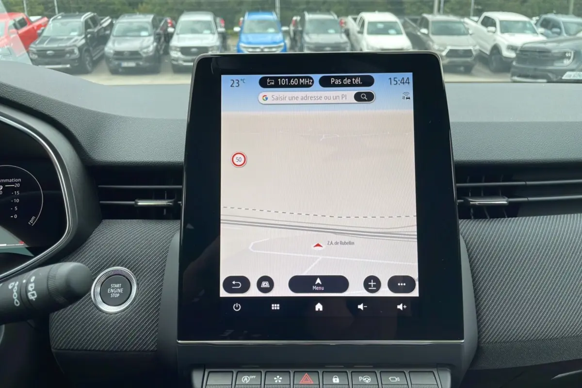 Vue intérieure centrée sur l'écran tactile du tableau de bord de la Renault Clio V TCe 90 Esprit Alpine 2025.