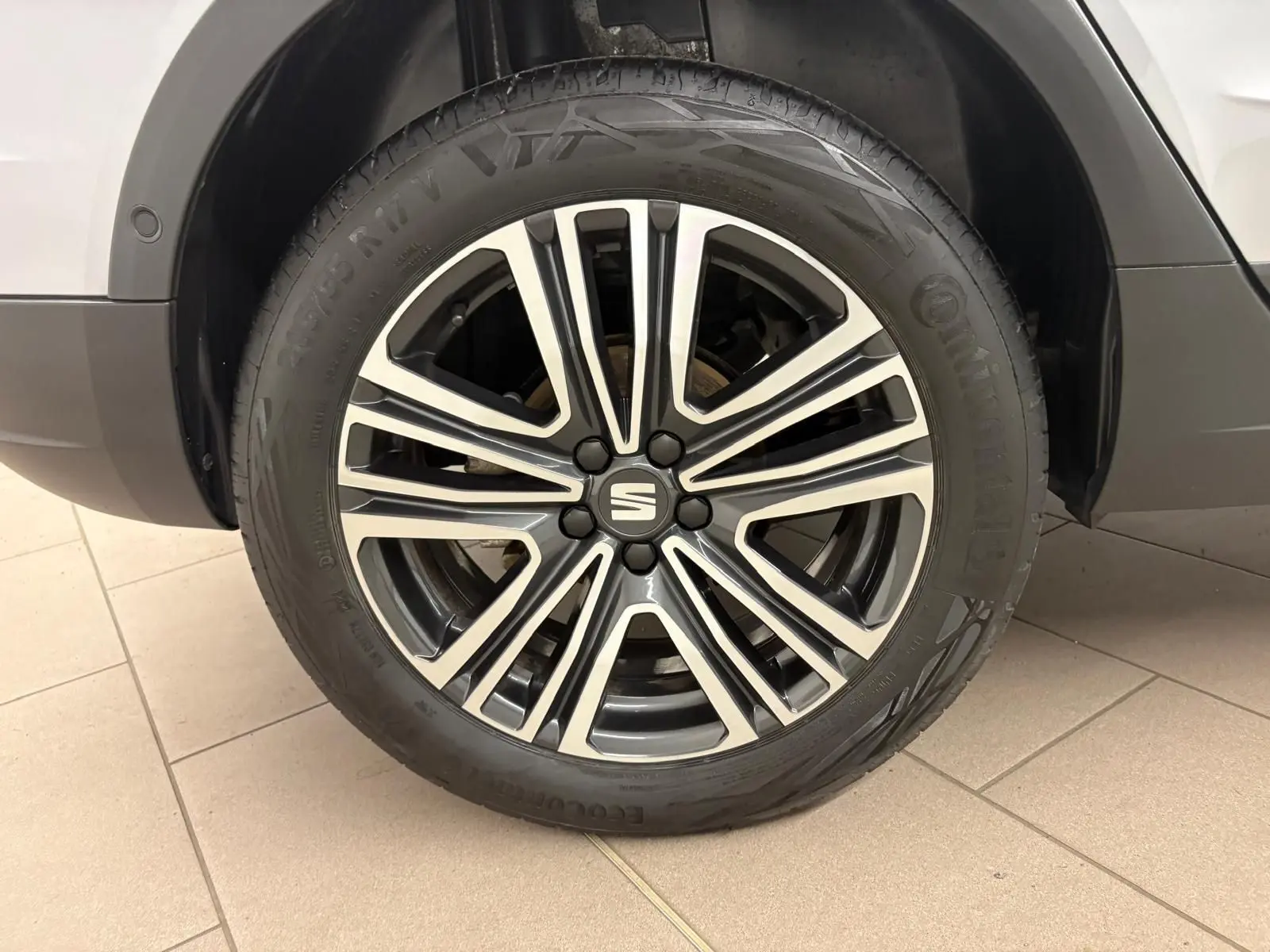 Gros plan sur la jante alliage du côté avant droit d'un SEAT Arona Gris Urbain avec pneus Continental.