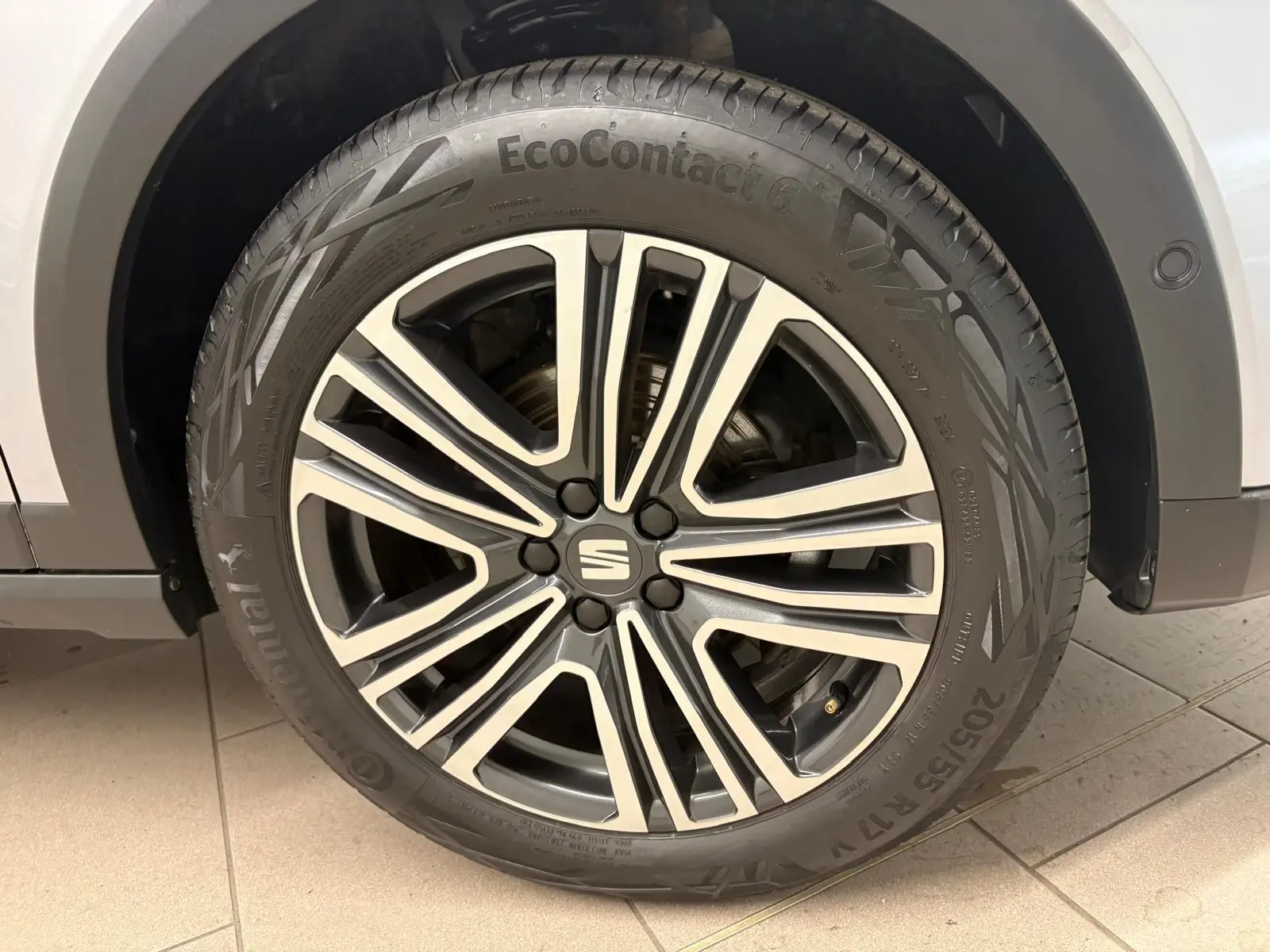 Gros plan sur la roue avant droite du SEAT Arona 2024 gris urbain avec jante alliage bicolore et pneu Continental.