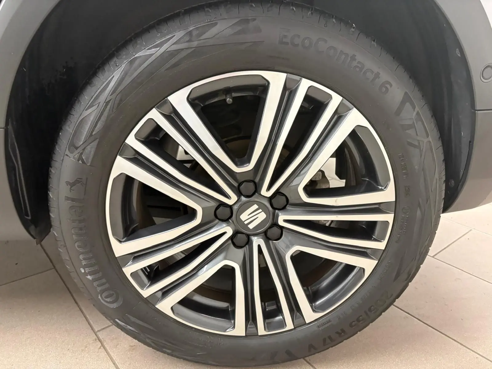 Gros plan sur la jante alliage bicolore du côté avant droit du SEAT Arona gris urbain 2024.