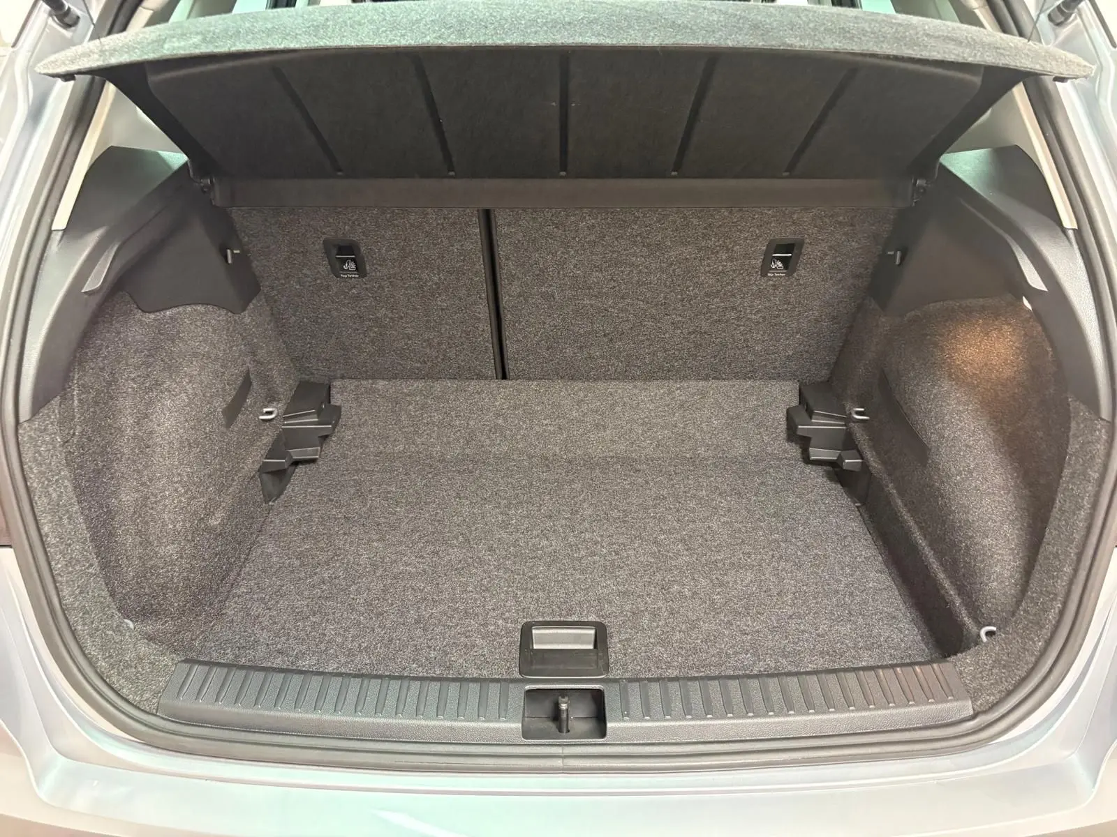Coffre ouvert du SEAT Arona 2024 gris urbain, montrant un espace de chargement propre et bien fini.