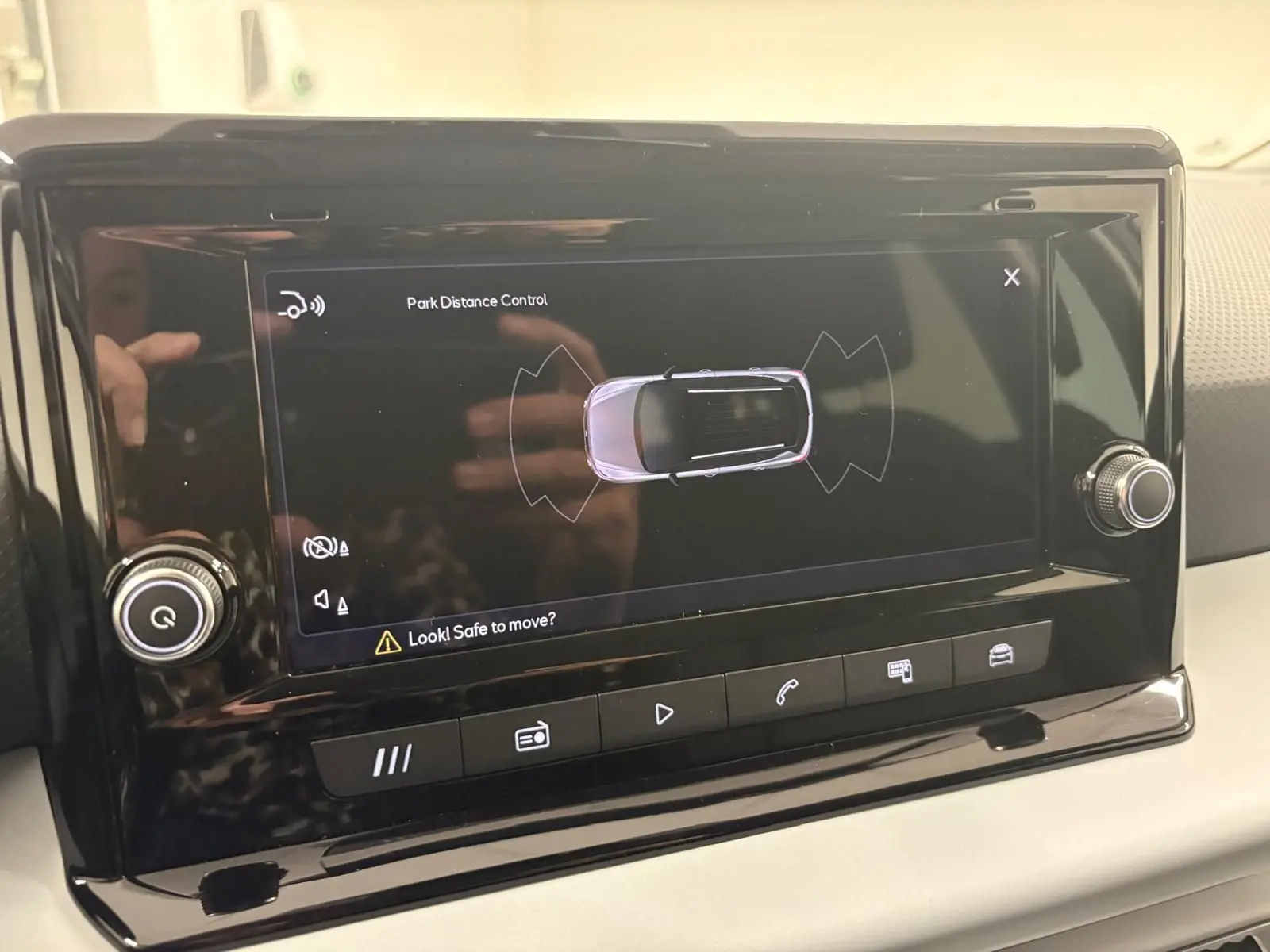 Écran tactile du système Park Distance Control dans le tableau de bord d'une SEAT Arona 2024.