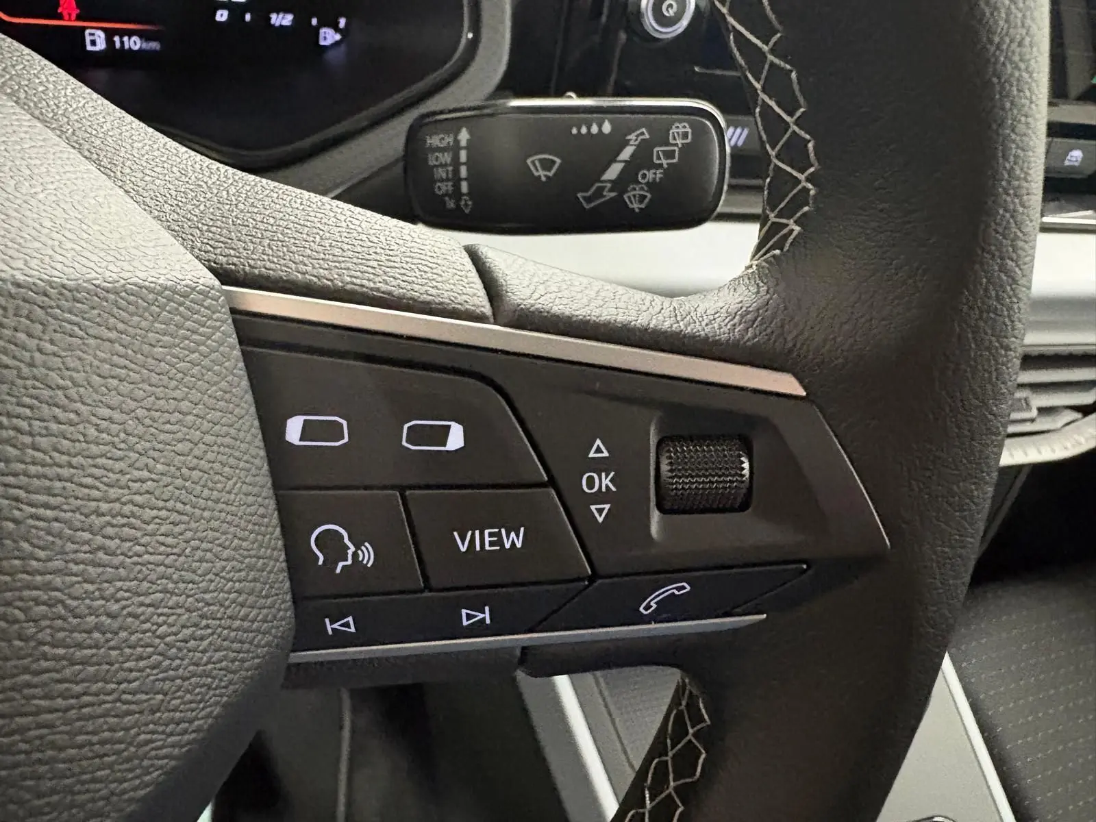 Gros plan sur les commandes au volant du SEAT ARONA 2024, finition Copa, avec détails des boutons multifonctions.