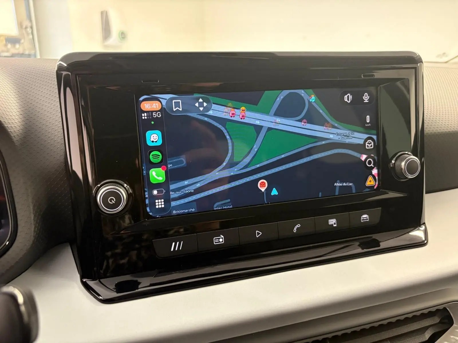 Écran tactile central du tableau de bord du SEAT Arona 2024 affichant une carte de navigation en couleur.