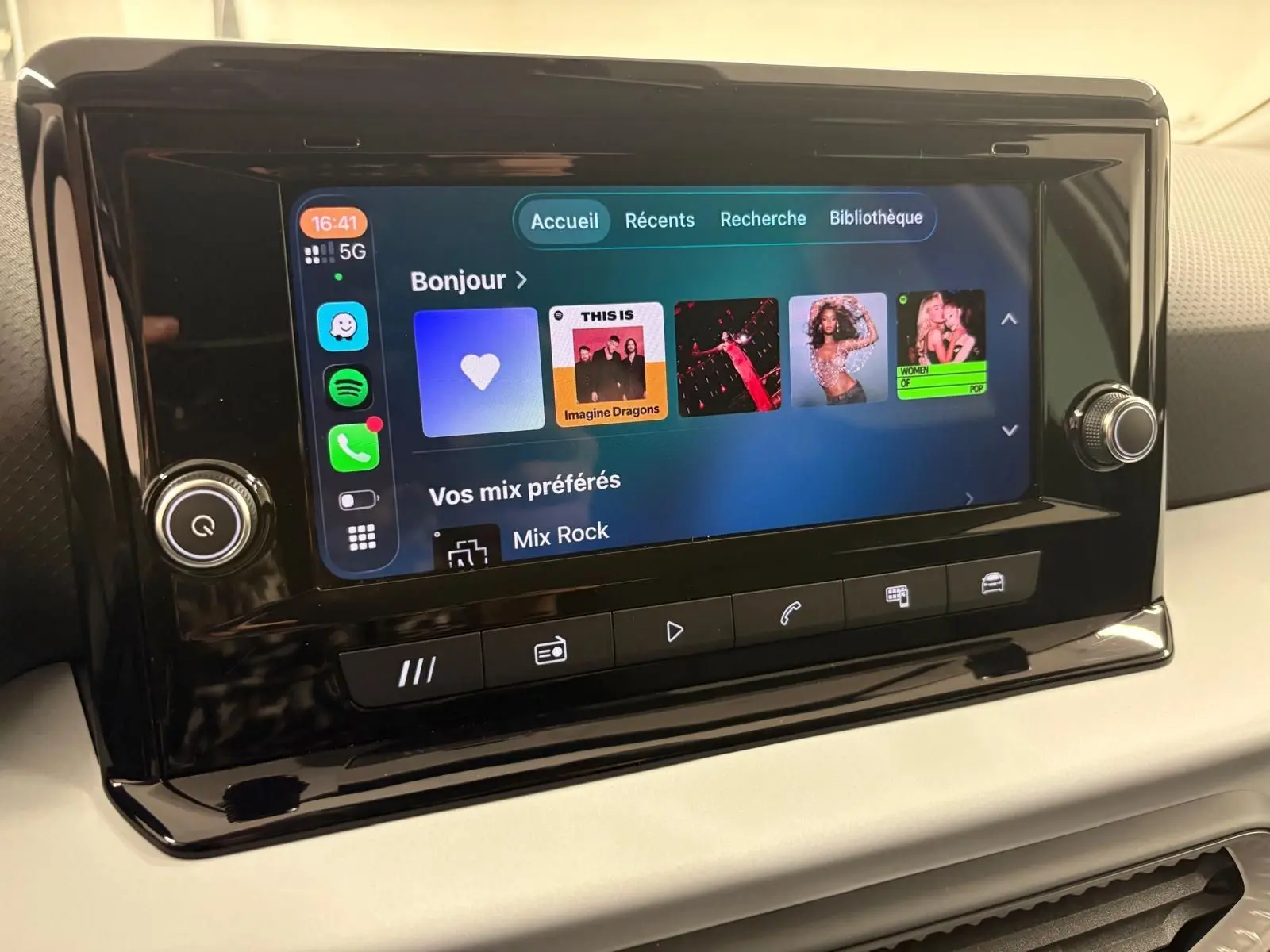 Écran tactile central du tableau de bord du SEAT Arona 2024 affichant l'interface multimédia avec applications connectées.