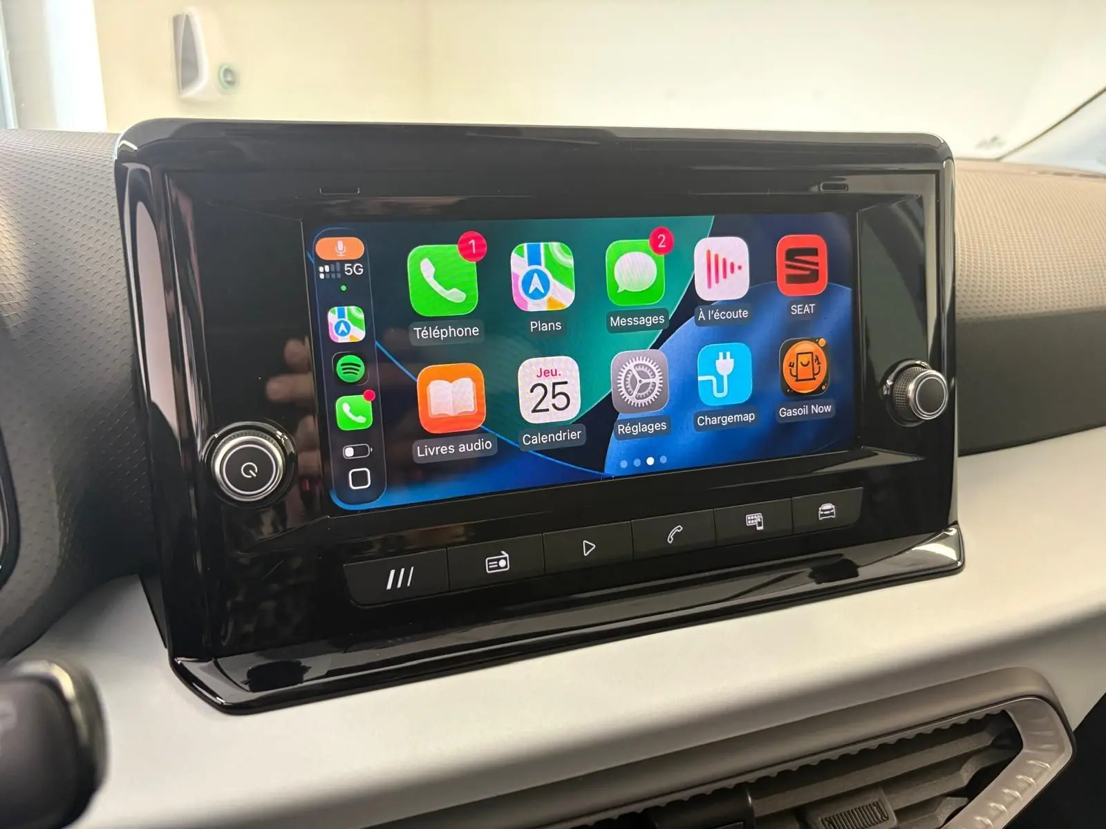 Écran tactile central du tableau de bord du SEAT Arona 2024 affichant plusieurs applications connectées.
