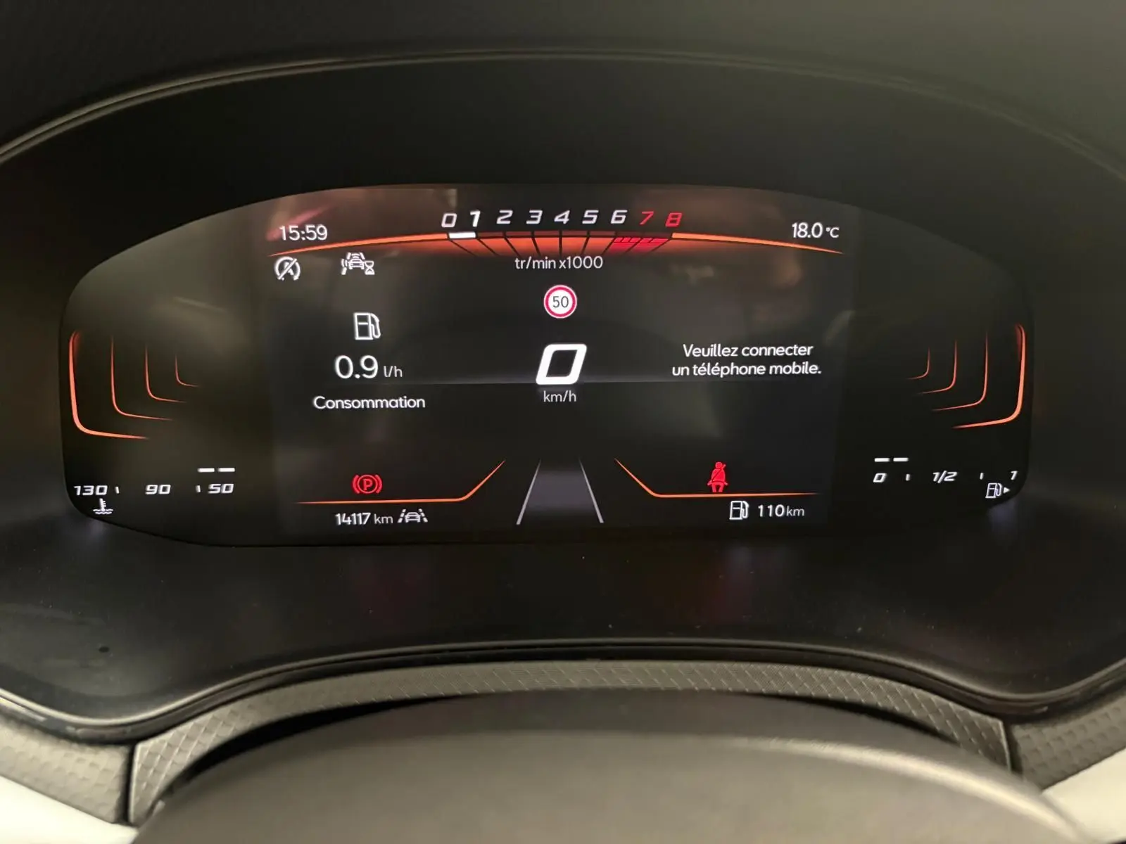 Tableau de bord numérique du SEAT Arona 2024 affichant consommation, vitesse et température ambiante.