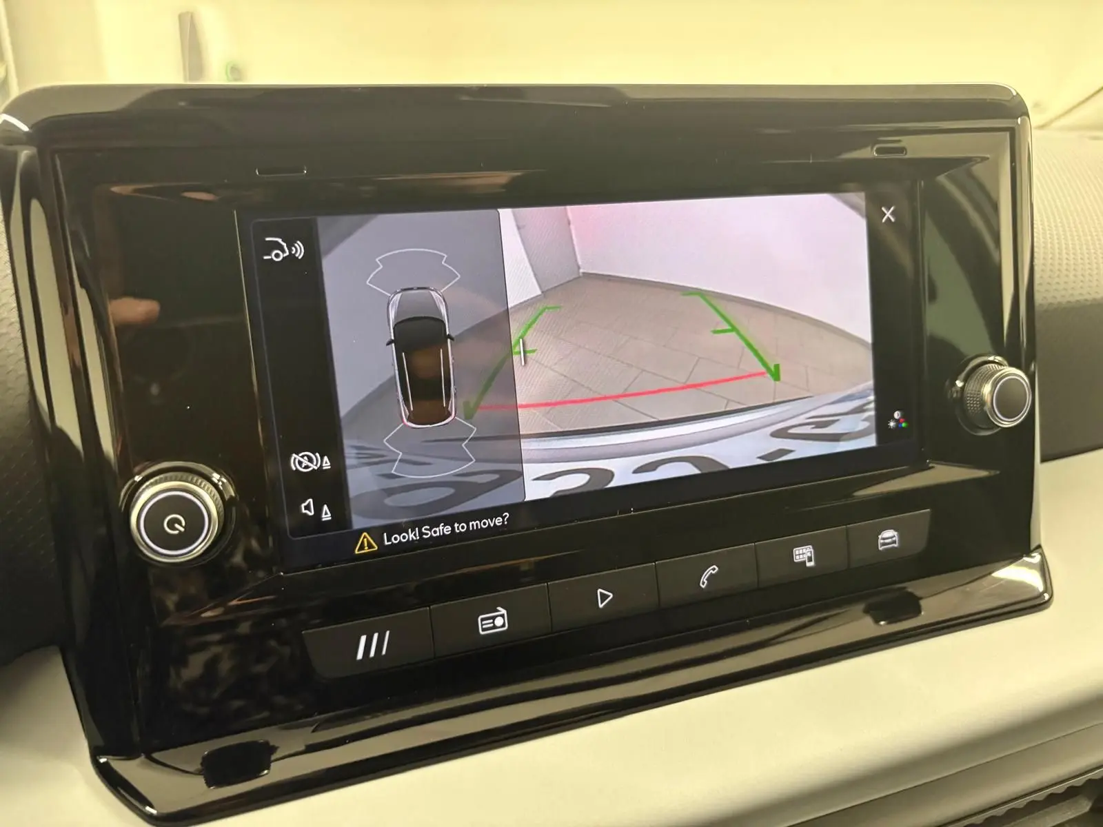 Écran multimédia affichant la caméra de recul et les capteurs de proximité du SEAT Arona gris urbain 2024.