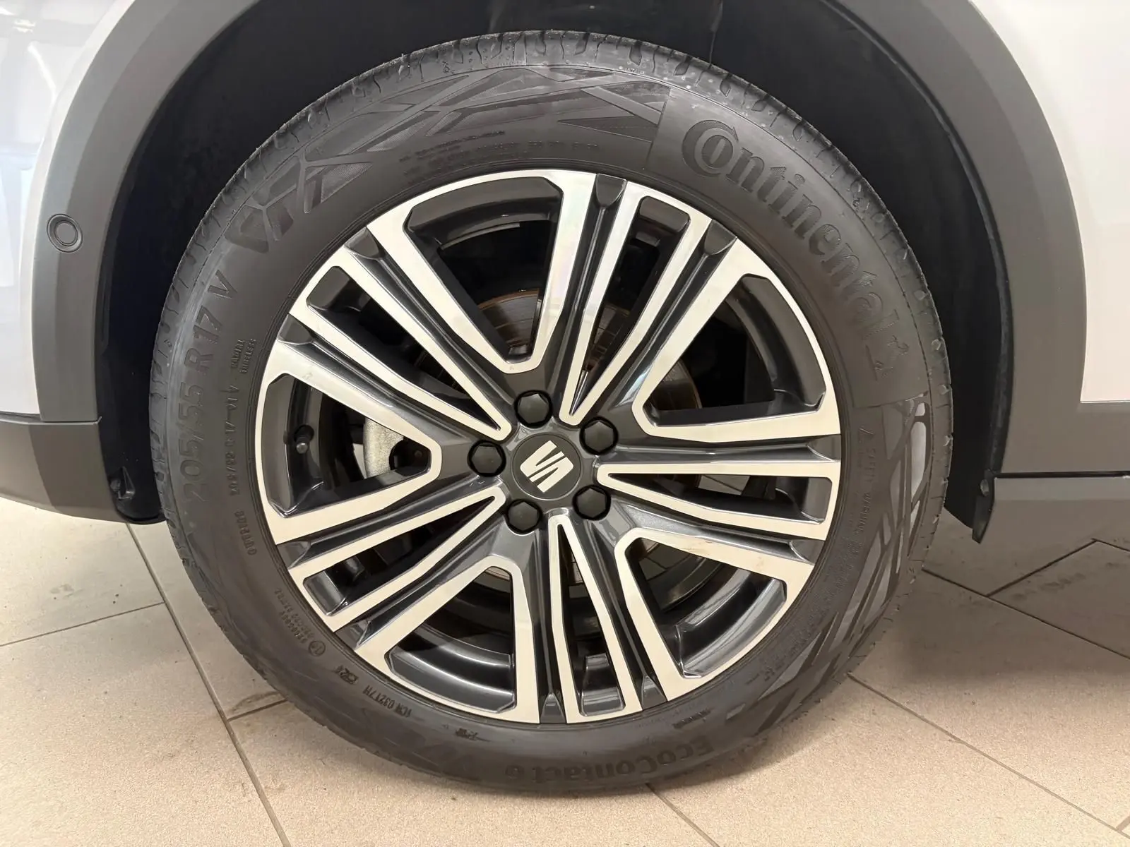 Gros plan sur la jante alliage du SEAT Arona gris urbain, mettant en valeur le design moderne et le logo central.