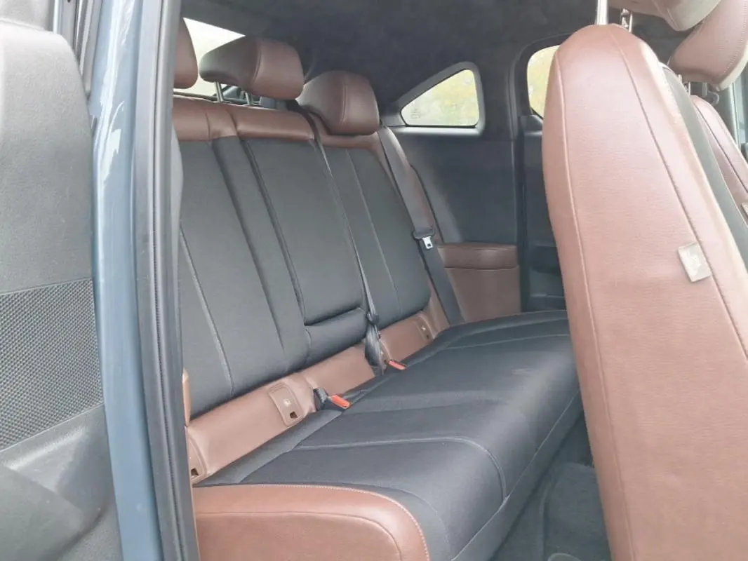 Vue intérieure côté droit des sièges arrière en tissu noir et cuir marron du Mazda MX-30 gris électrique 2021.