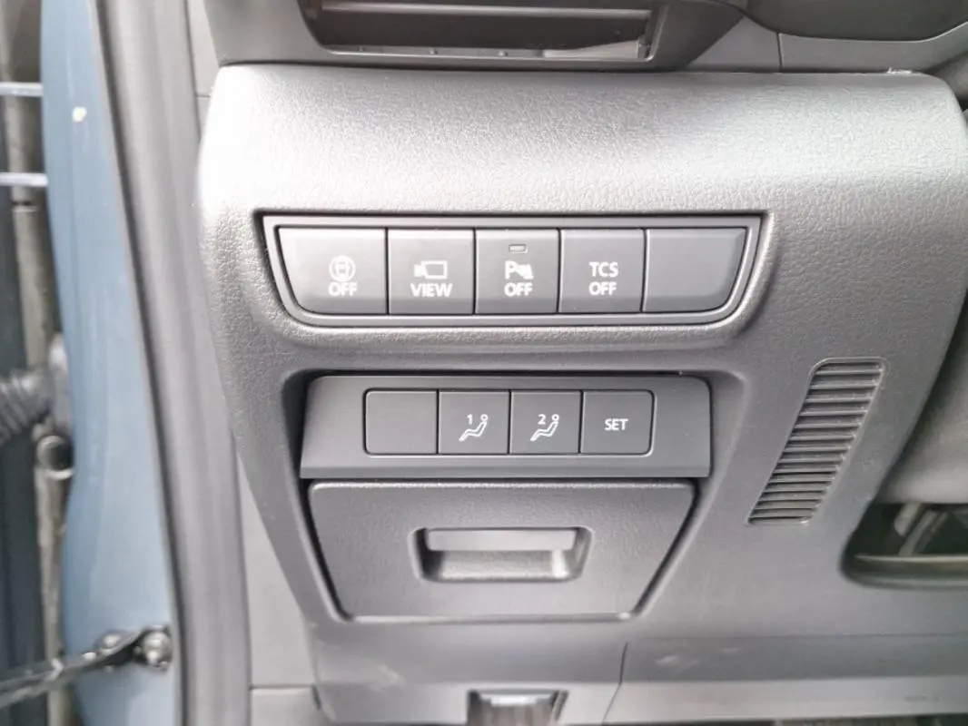 Gros plan sur les boutons de contrôle côté gauche du tableau de bord du Mazda MX-30 gris électrique 2021.