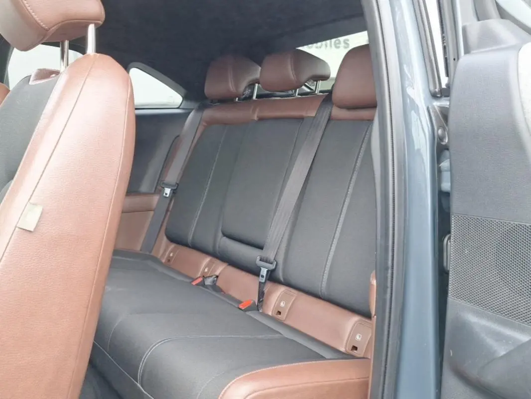 Vue intérieure côté droit montrant la banquette arrière bicolore noire et marron du Mazda MX-30 gris 2021.