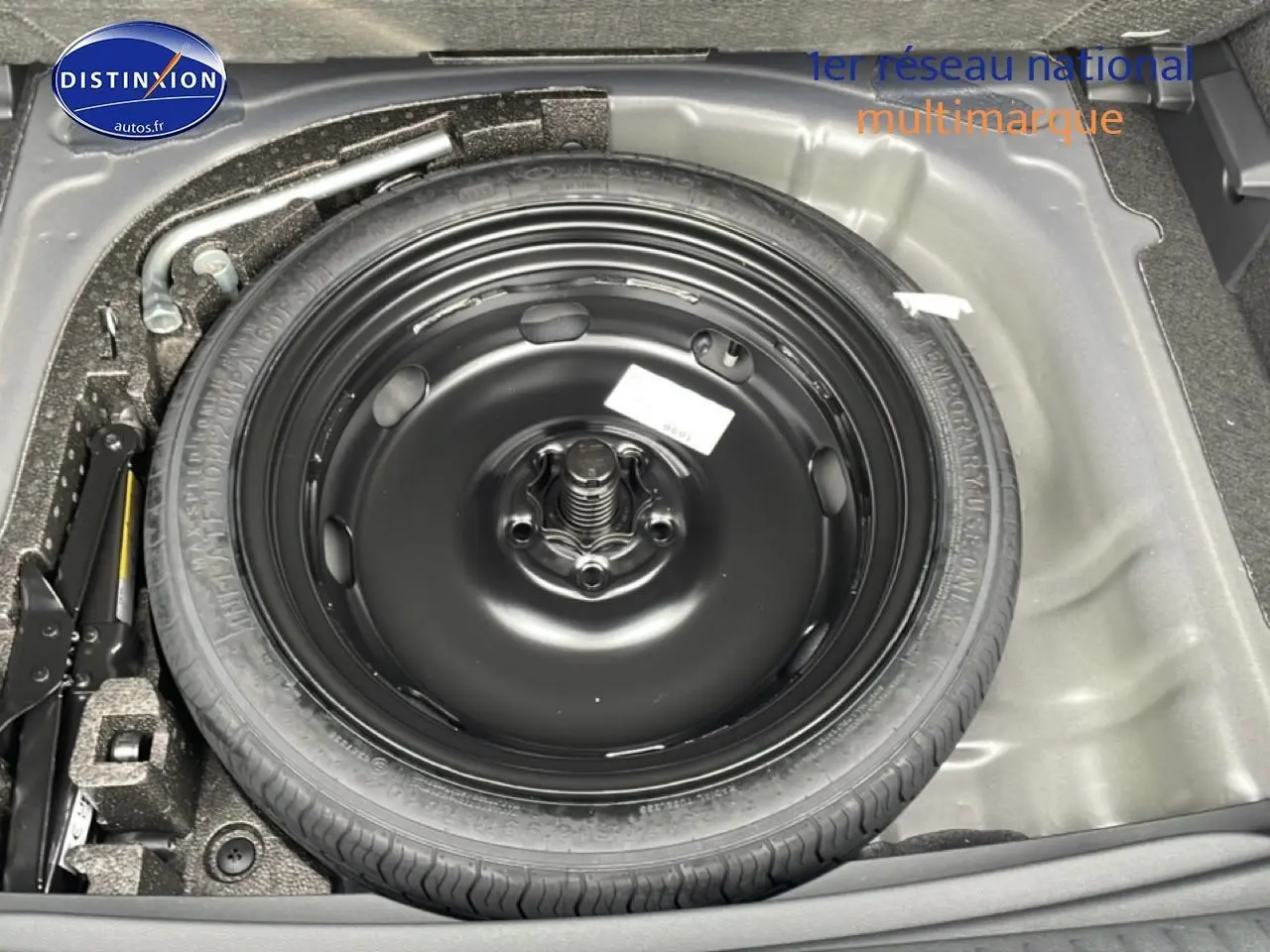 Vue en plongée sur la roue de secours noire dans le coffre du CUPRA Formentor gris Graphene 2026.