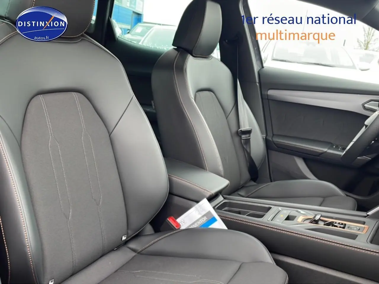 Vue intérieure côté avant droit du CUPRA Formentor gris graphene, mettant en valeur les sièges sport et l'accoudoir central.