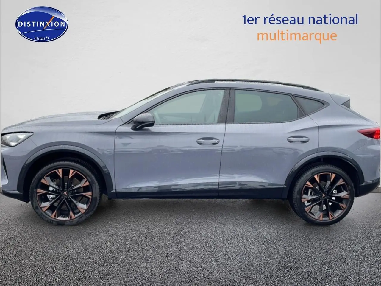 Vue latérale droite d'un CUPRA Formentor gris graphene avec jantes noires et cuivrées, profil élégant et toit panoramique.