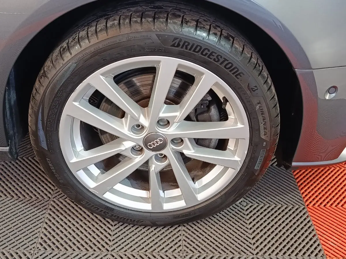 Gros plan sur la roue avant droite gris foncé d’une Audi A3 35 TDI 150 S tronic Business Line avec jante alliage.