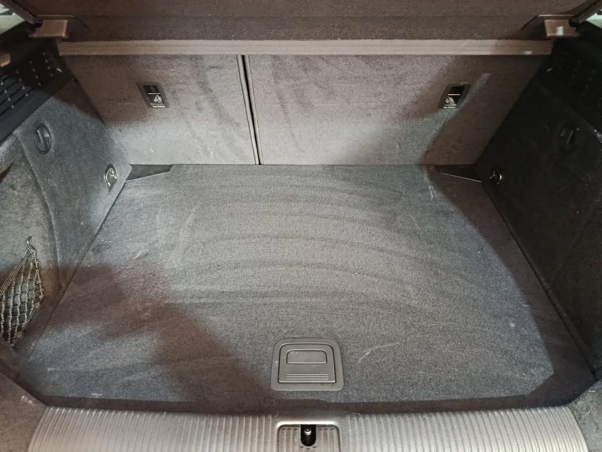 Vue intérieure du coffre gris foncé de l'Audi A3 35 TDI 150 S tronic Business Line, espace propre et vide.