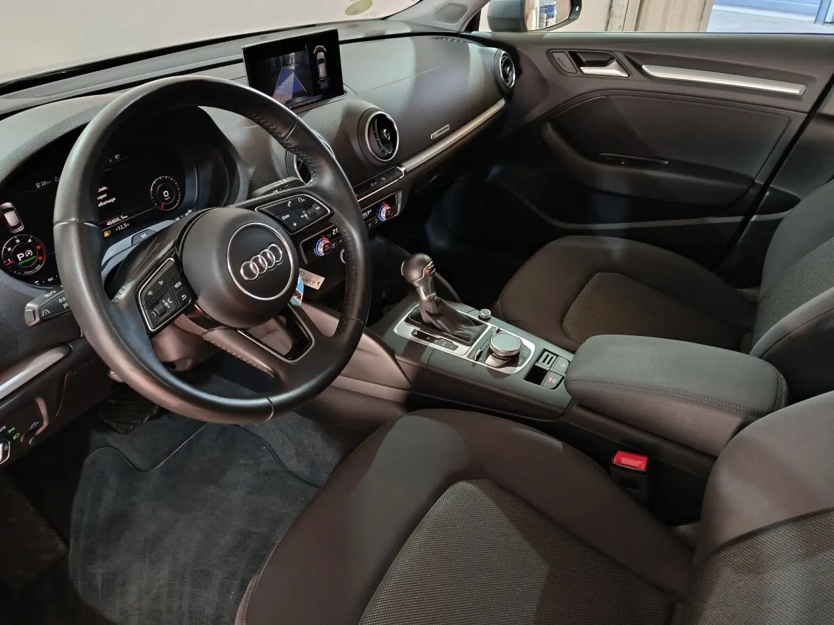 Intérieur noir de l'Audi A3 35 TDI 2020 vu côté conducteur, avec tableau de bord digital et console centrale moderne.