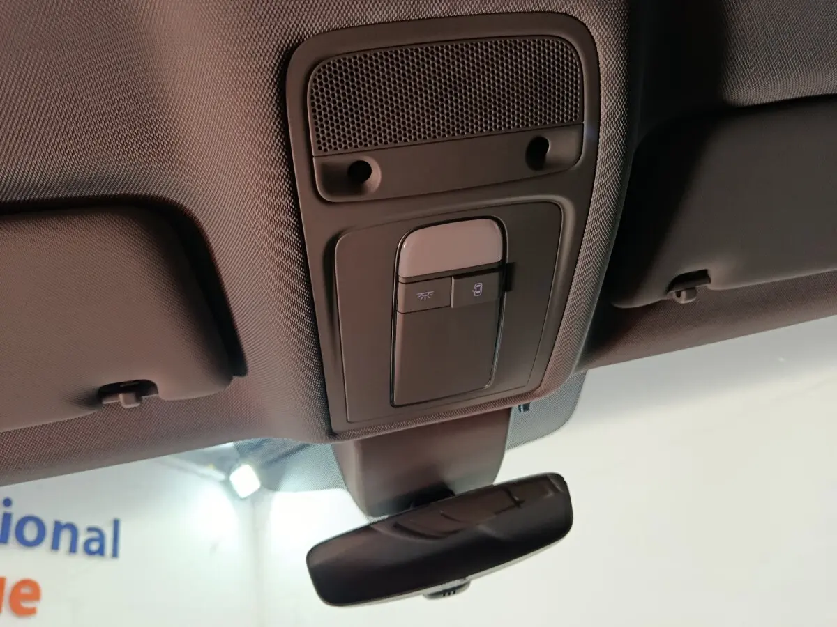 Plafonnier intérieur gris foncé avec commandes d’éclairage et rétroviseur central d’une Audi A3 35 TDI 2020.