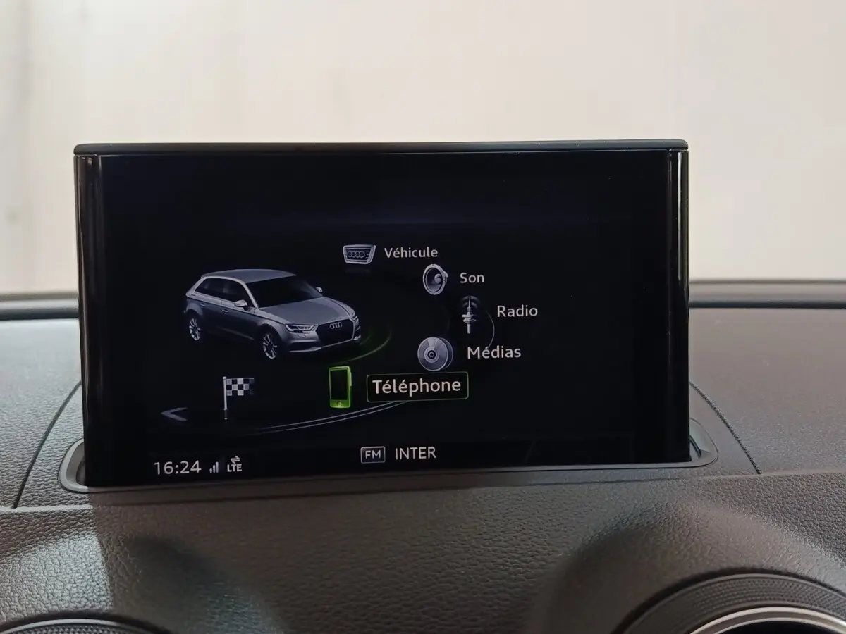 Écran central affichant le menu multimédia avec une Audi A3 gris foncé vue de profil sur l'interface.