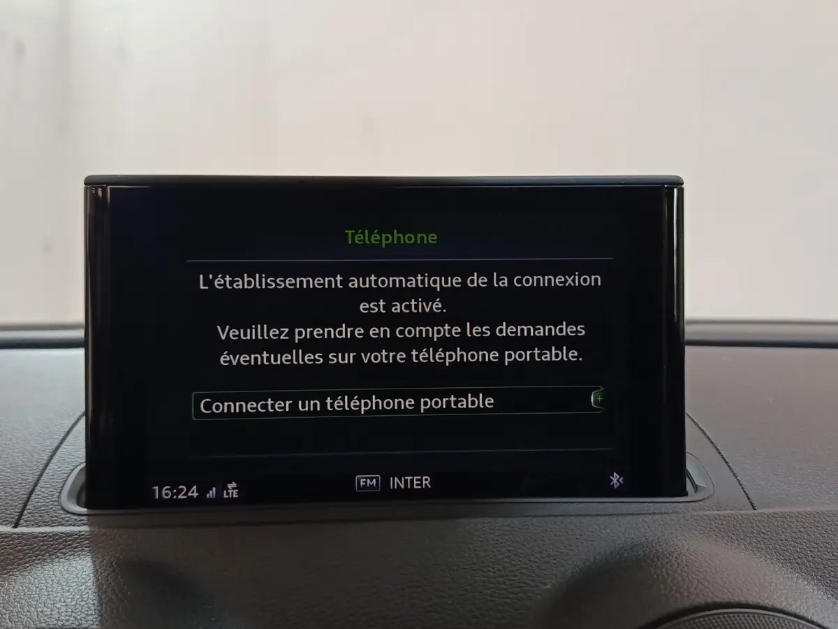 Écran central de l’Audi A3 gris foncé 2020 affichant la connexion Bluetooth pour téléphone portable.