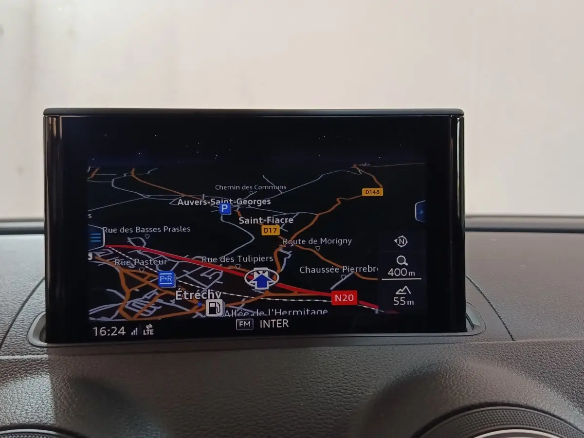 Écran de navigation couleur intégré au tableau de bord d'une Audi A3 gris foncé, vue intérieure frontale.