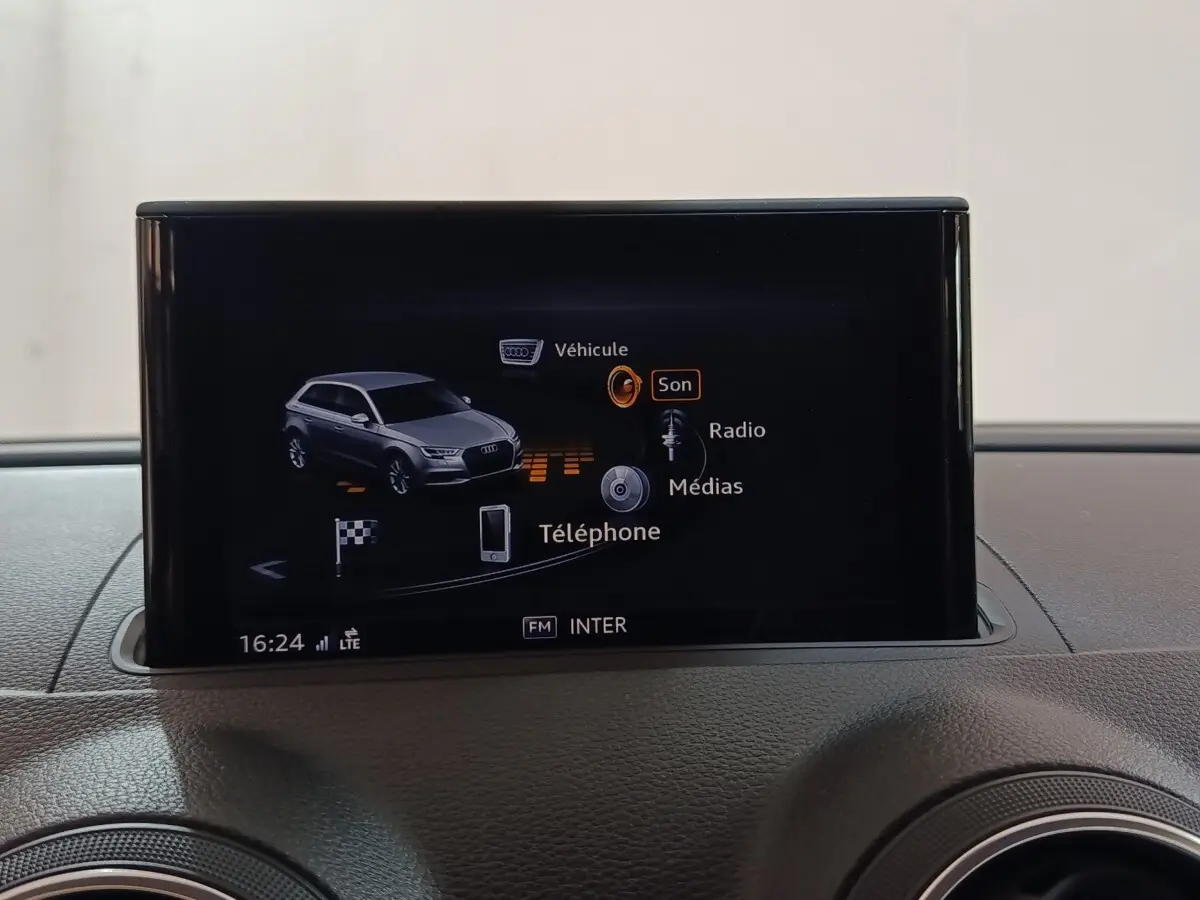 Écran central affichant le menu multimédia avec une voiture grise stylisée, dans l'habitacle d'une Audi A3 35 TDI.