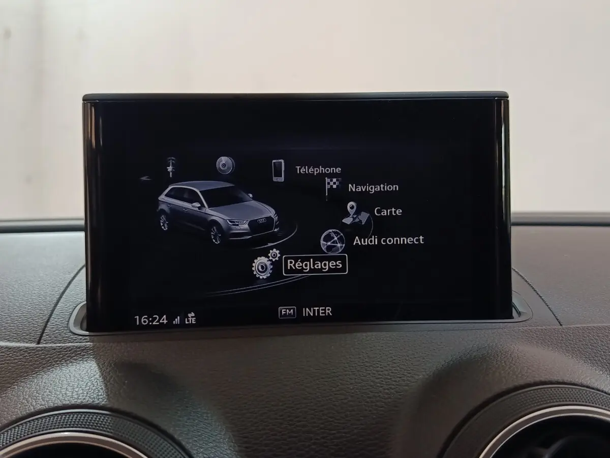 Écran central intérieur affichant le menu de navigation et connectivité d'une Audi A3 gris foncé, vue de face.