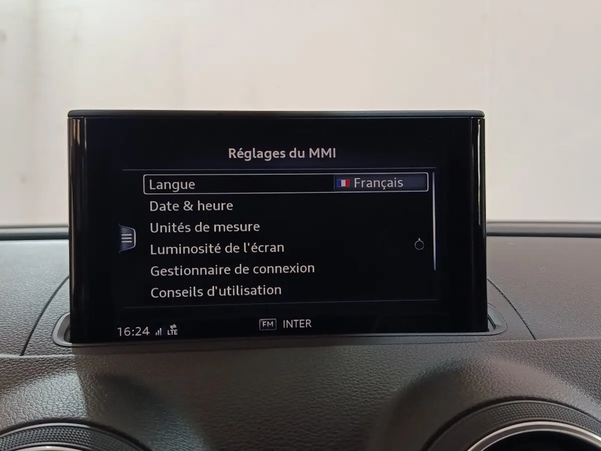 Écran central de l'Audi A3 35 TDI 2020 affichant les réglages du MMI en intérieur, vue de face.