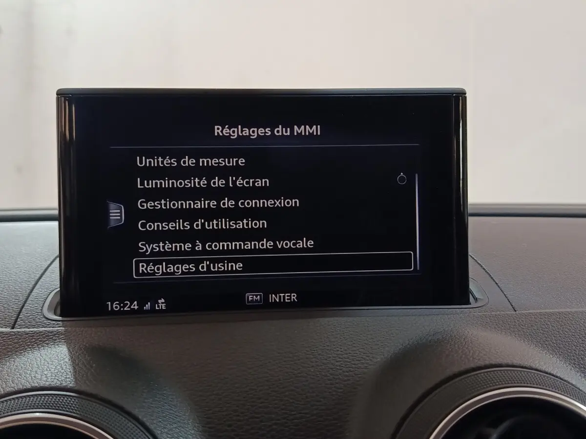 Écran central du tableau de bord d'une Audi A3 gris foncé, affichant les réglages du système MMI.