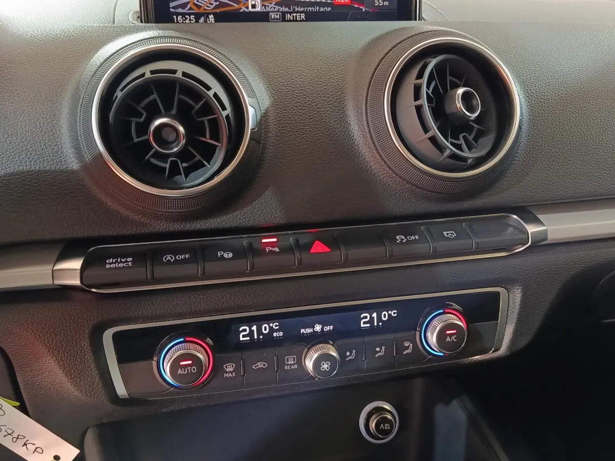 Détail du tableau de bord de l'Audi A3 35 TDI 150 S tronic Business Line 2020, avec commandes climatisation digitale.