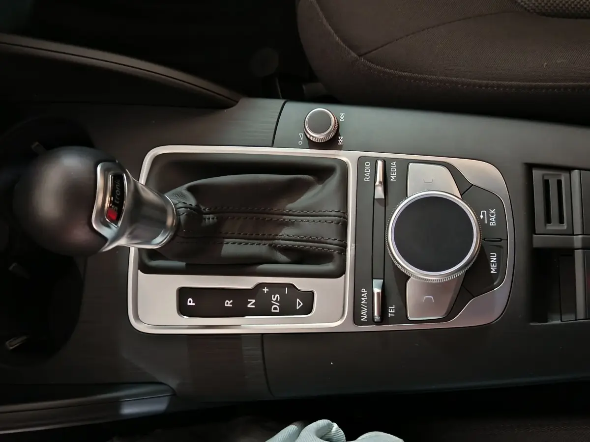 Vue rapprochée de la console centrale de l’Audi A3 35 TDI 2020 avec levier de vitesses S tronic et commandes multimédia.