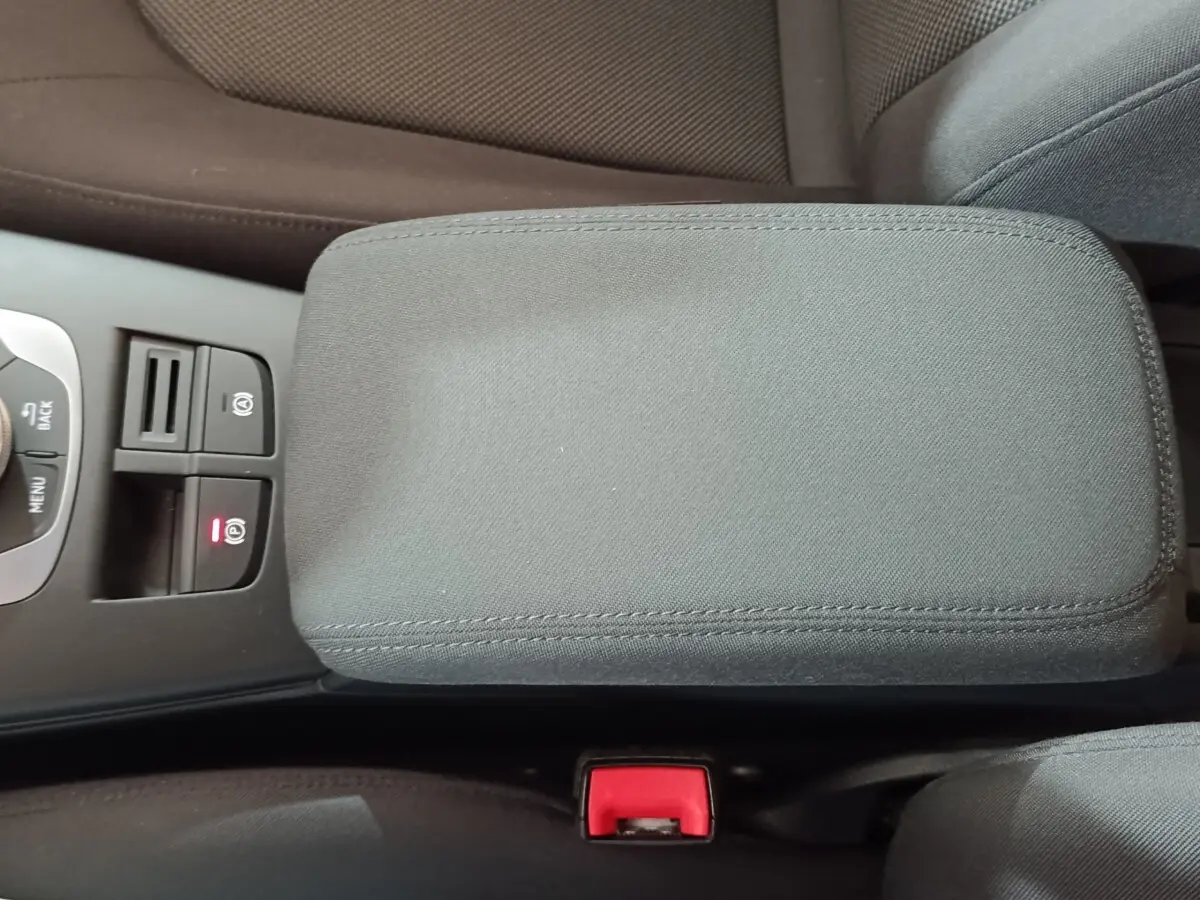 Vue rapprochée de l'accoudoir central gris foncé et de la console centrale d'une Audi A3 35 TDI 150 S Tronic Business Line.