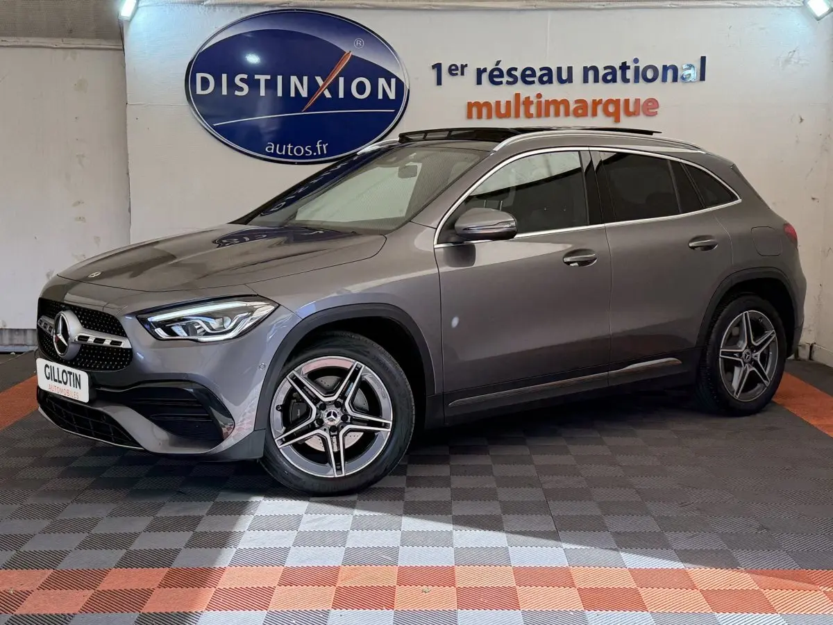 Mercedes GLA 250 e AMG Line gris clair en vue 3/4 avant droit, avec jantes étoile et toit ouvrant noir.