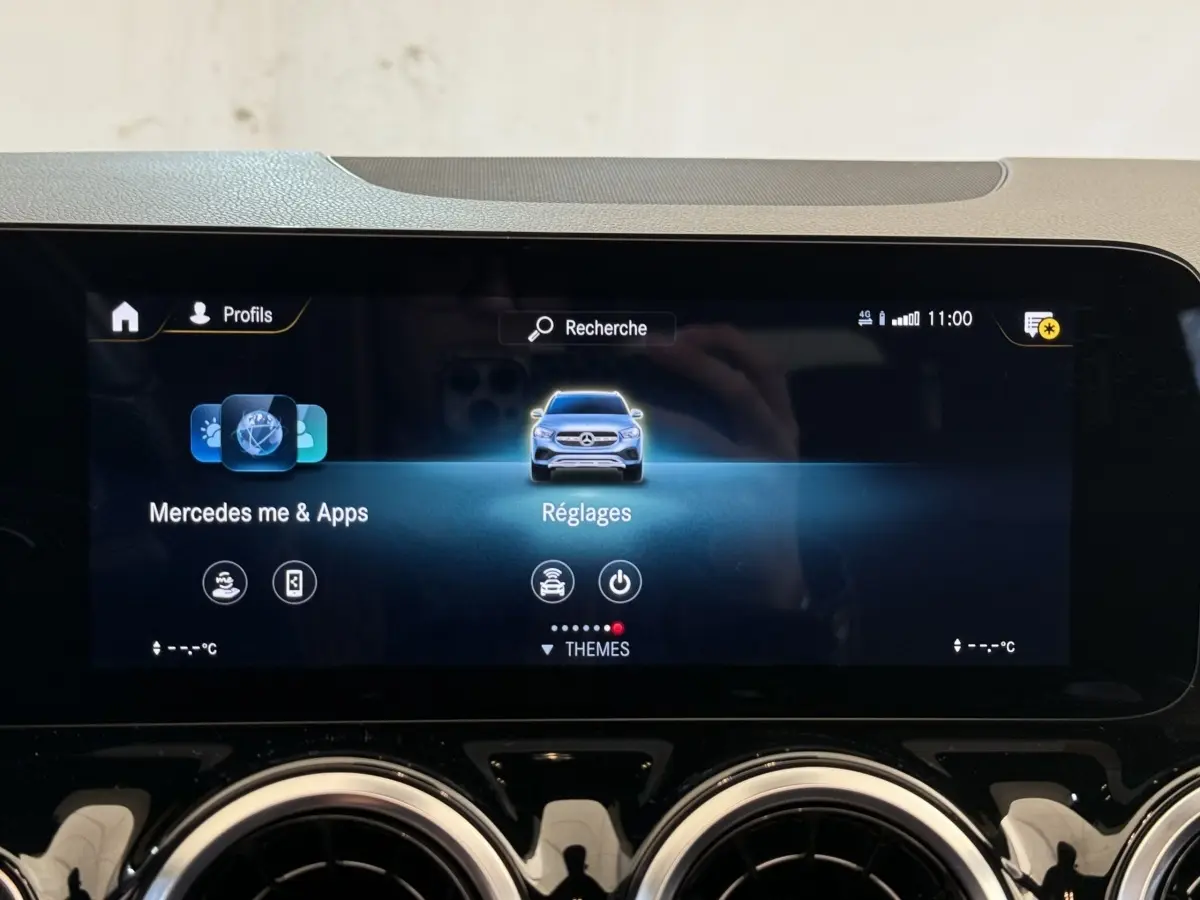 Écran tactile central du tableau de bord du Mercedes GLA 250 e AMG Line 2023 affichant le menu Réglages.