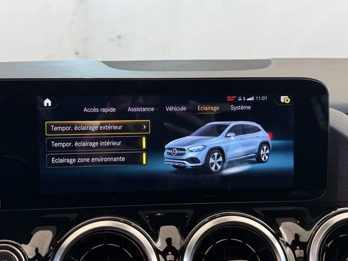 Écran tactile intérieur montrant un Mercedes GLA 250 e AMG Line gris clair en 3/4 avant droit.
