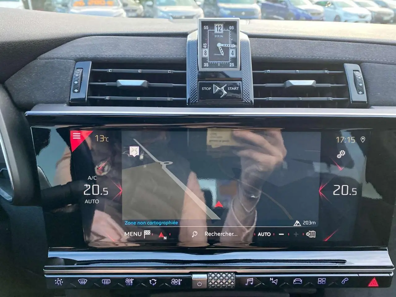 Tableau de bord du DS7 Crossback 2018 avec écran tactile central et horloge digitale au-dessus, intérieur noir.