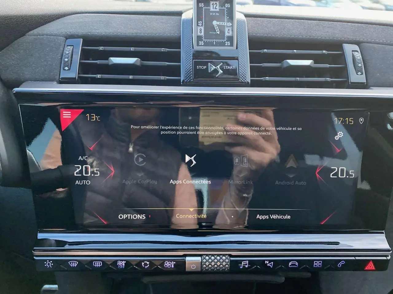 Tableau de bord du DS7 Crossback 2018 gris foncé, vue frontale sur l'écran tactile et horloge centrale élégante.