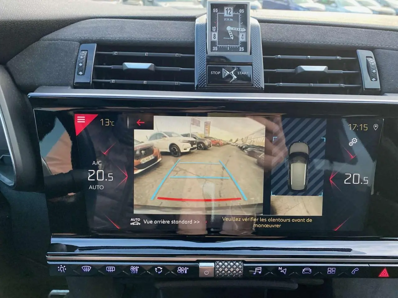 Écran central du DS7 Crossback gris foncé 2018 montrant la caméra de recul et l'affichage de la climatisation à 20,5°C.