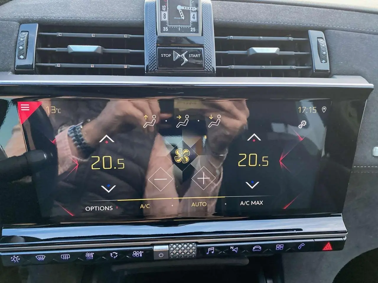 Écran tactile de la climatisation du DS7 Crossback gris foncé, affichant 20,5°C en mode automatique.